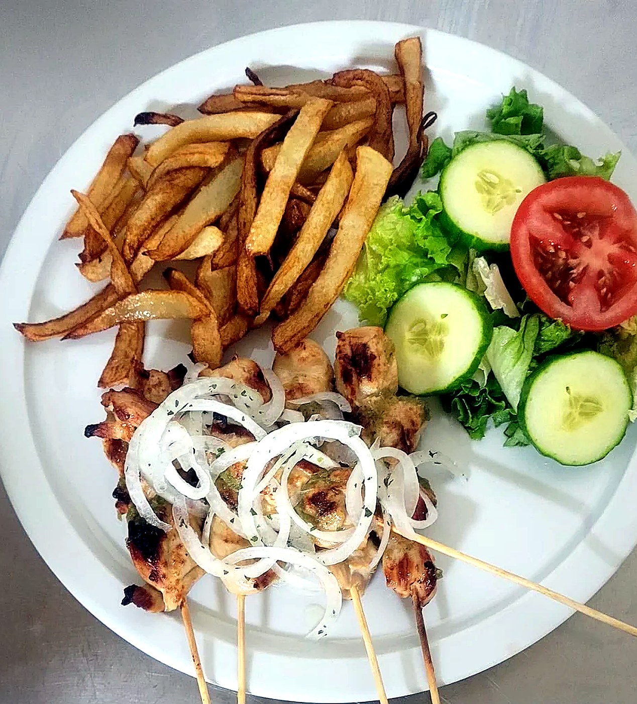 Brochettes grillées, frites et salade