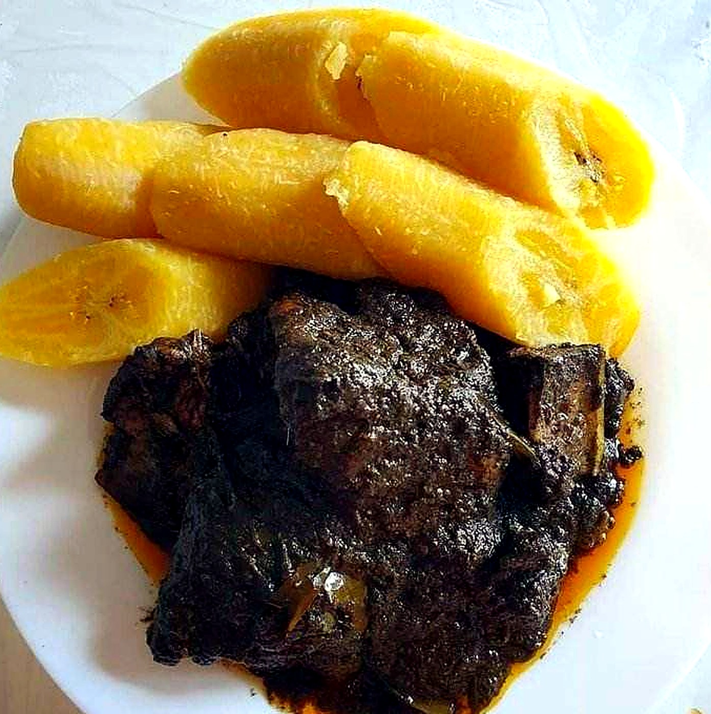 Mbongo camerounais et plantains