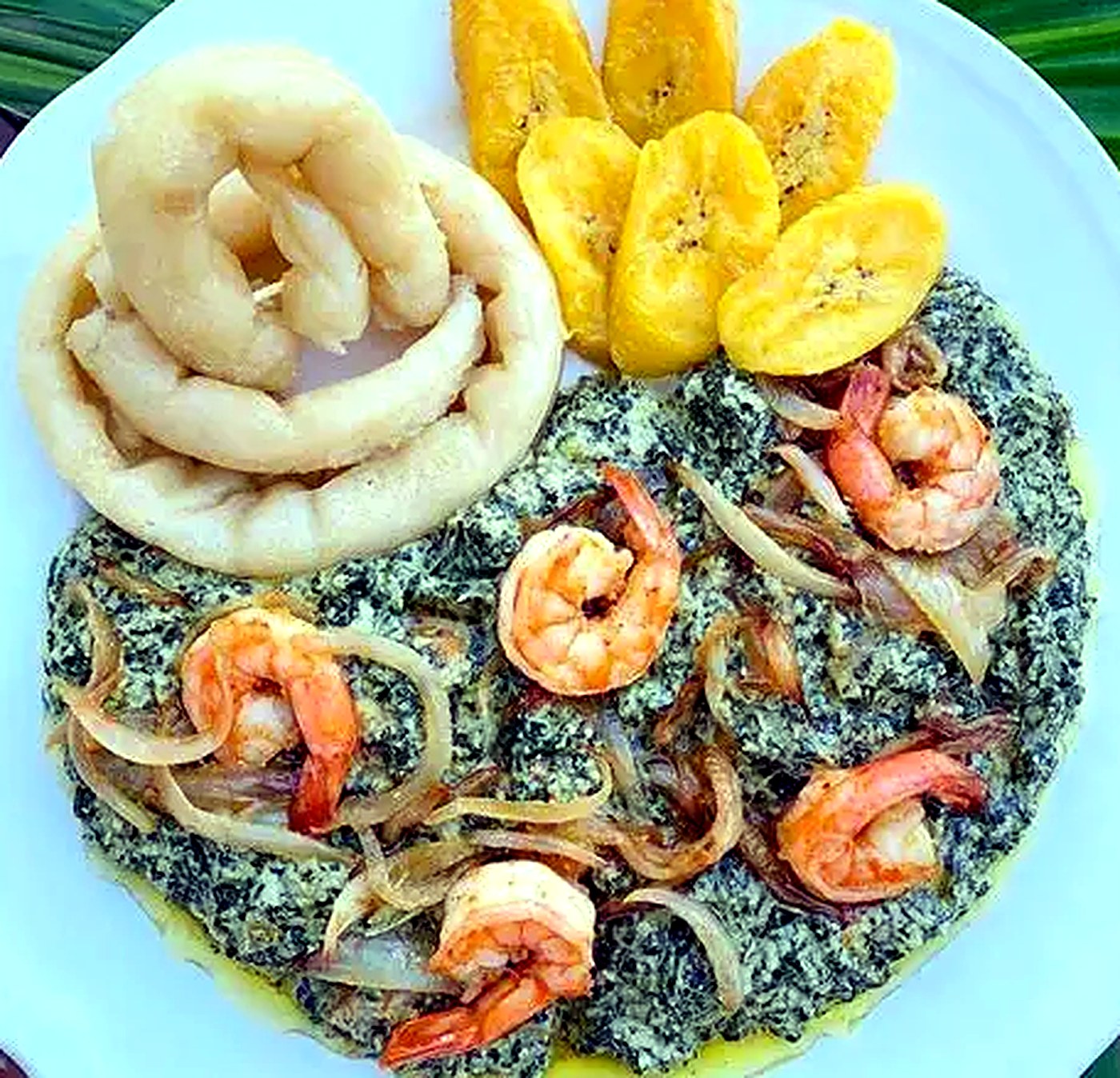 Ndolé aux crevettes, chikwang et plantains