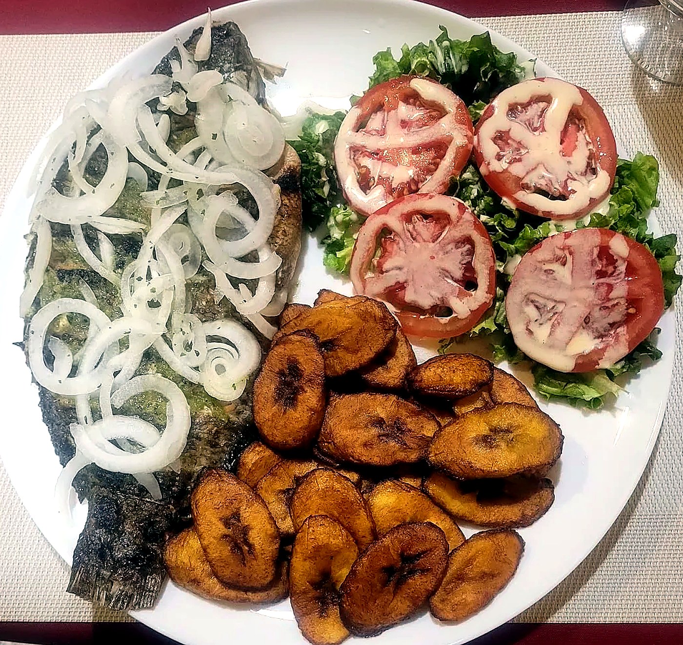 Poisson braisé au feu de bois, oignons et plantains